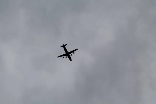 Bulutlu gökyüzünün arka planında bir jet uçağı