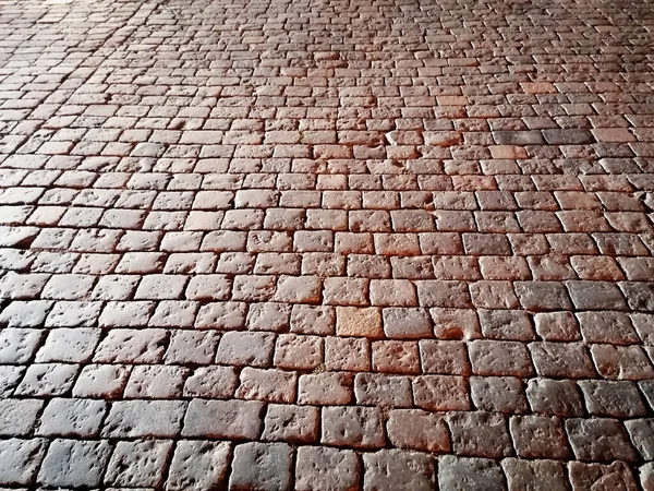 Yeşil bir çimenliğin arka planında asfalt döşeme