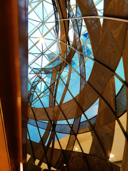 Fütürist soyut metal yapısı