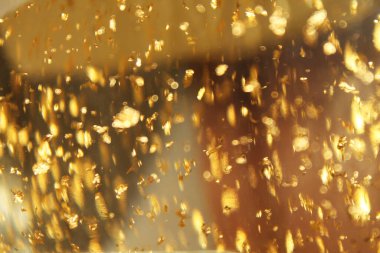 Altın pullu, kıvılcımlı ve dikkat dağıtan kırmızı soyutlama