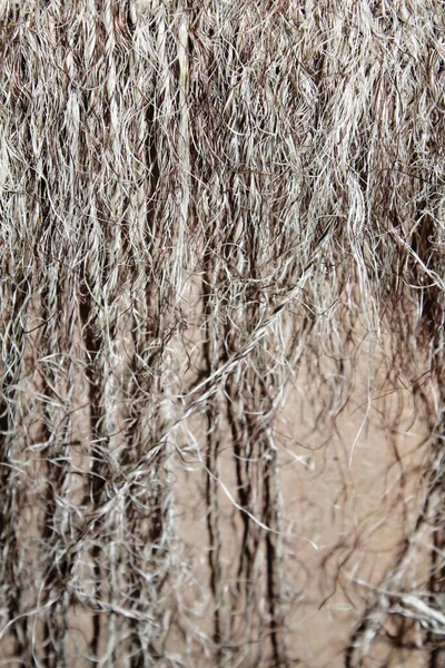 İpliğin dokusu eski ve pürüzlü.