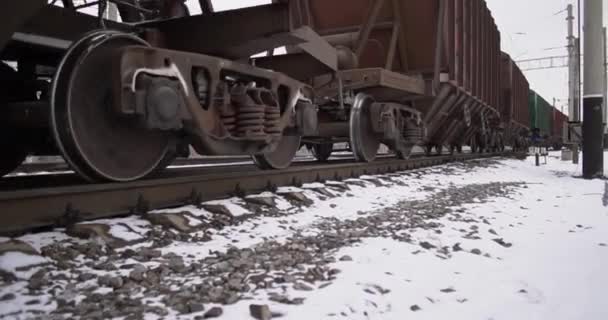Güterzug auf dem Weg. Fracht auf Schienen. Loopable nahtlose Aufnahmen. Konzept Transport, Versand, Industrie, Containerschifffahrt — Stockvideo