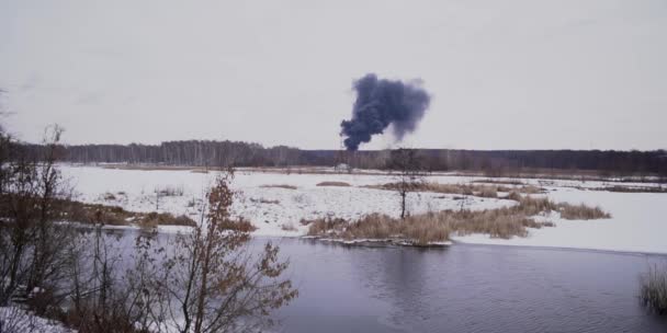 Black smoke coming out of a household, possibly a fire incindent, in village landscape. — Stock Video