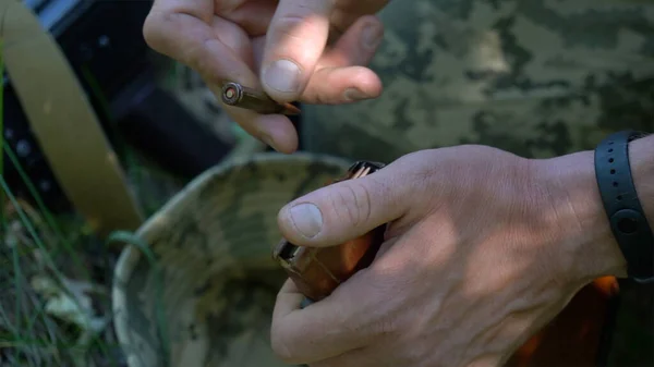 Ukraynalı Asker Makineli Tüfek Şarjörlerini Fişeklerle Doldurdu — Stok fotoğraf