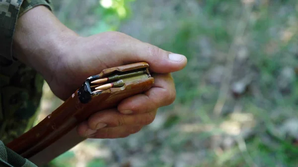 Ukraynalı Asker Makineli Tüfek Şarjörlerini Fişeklerle Doldurdu — Stok fotoğraf