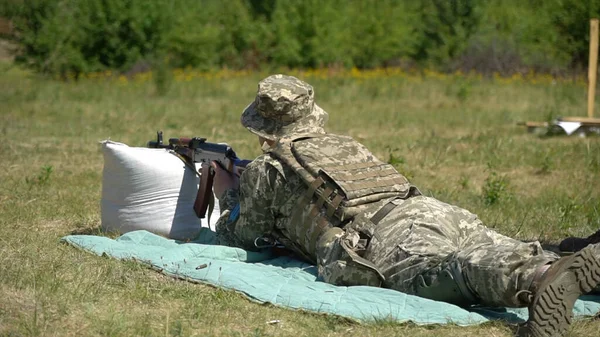 Украинские Военные Стреляют Автомата Позиции — стоковое фото