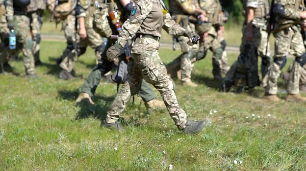 Ukraińskie Wojsko Maszeruje Pozycje Przez Pole — Zdjęcie stockowe