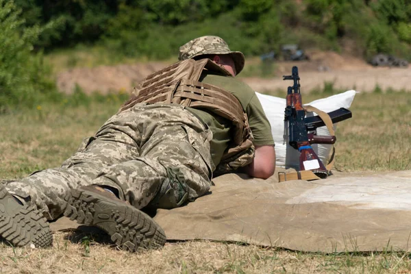 Żołnierz Czeka Strzał Karabinu Maszynowego Żołnierz Celujący Karabinu Szturmowego Kalashnikov — Zdjęcie stockowe