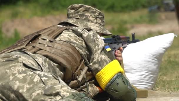 Ukrainian Military Shoots Machine Gun Kalashnikov Machine Gun — Stockvideo