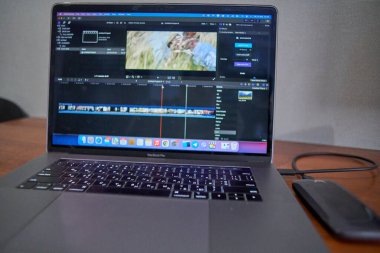 video düzenleme işi bilgisayar monitörü                          