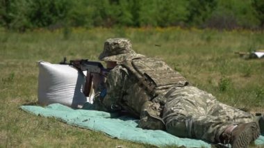 Ukraynalı asker makineli tüfek şarjörlerini fişeklerle dolduruyor
