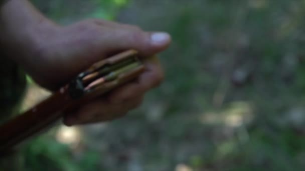 Hombre Militar Ucraniano Carga Cargador Ametralladora Con Cartuchos — Vídeo de stock