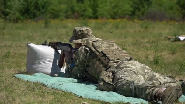 Ukraynalı Asker Makineli Tüfek Şarjörlerini Fişeklerle Dolduruyor — Stok video