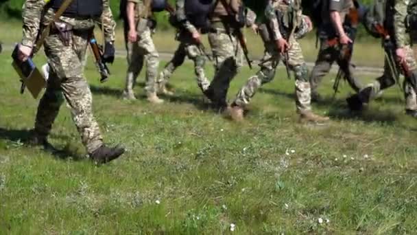 Ukrainian Soldier Loads Machine Gun Magazine Cartridges — Stock Video
