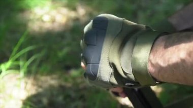 Ukraynalı asker makineli tüfek şarjörlerini fişeklerle doldurdu