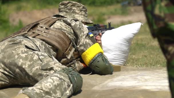 Ukrainian Soldier Loads Machine Gun Magazine Cartridges — Stock Video