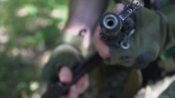 Homem Militar Ucraniano Carrega Revista Metralhadora Com Cartuchos — Vídeo de Stock
