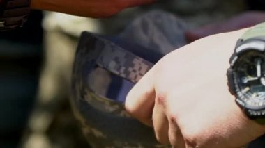 Asker 47 numaralı makineli tüfekten ateş edilmesini bekliyor..