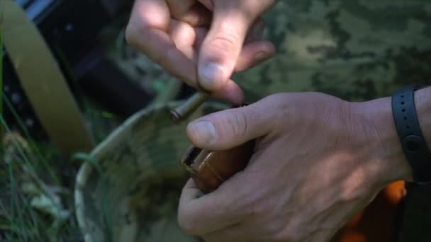 Voják Čeká Výstřel Kulometu — Stock video