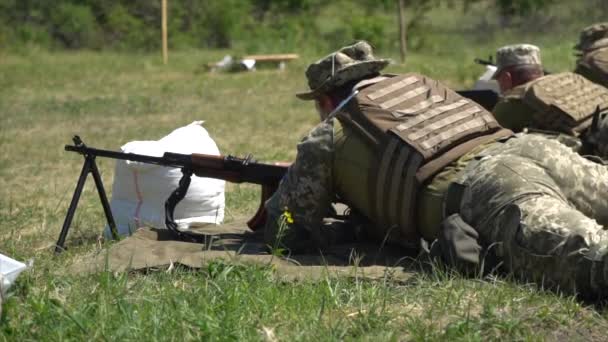 Ukraynalı Asker Makineli Tüfek Şarjörlerini Fişeklerle Dolduruyor — Stok video