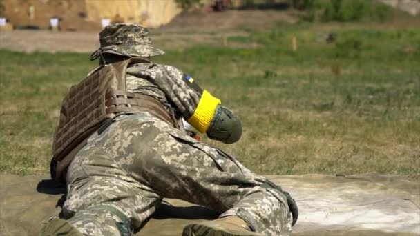 우크라이나 병사가 카트리지로 기관총 잡지를 — 비디오