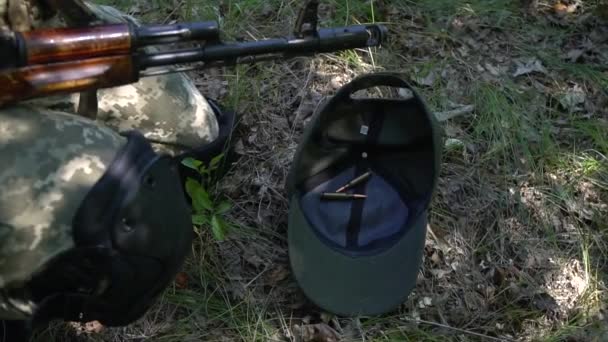 Żołnierz Czeka Strzał Karabinu Maszynowego — Wideo stockowe