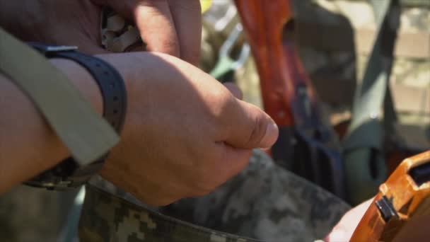 Żołnierz Czeka Strzał Karabinu Maszynowego — Wideo stockowe