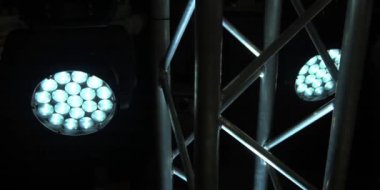 Lamba, avizenin ışığı rafta.