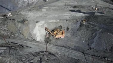 Taş ocağı maden ocağı kamyonları metalürjik üretim büyük çukur manzaralı insansız hava aracı.