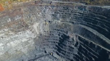 Taş ocağı maden ocağı kamyonları metalürjik üretim büyük çukur manzaralı insansız hava aracı.