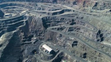 Taş ocağı maden ocağı kamyonları metalürjik üretim büyük çukur manzaralı insansız hava aracı.