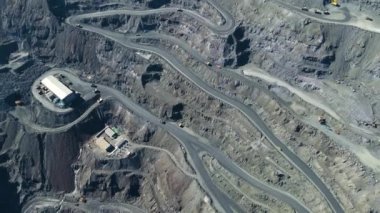 Taş ocağı maden ocağı kamyonları metalürjik üretim büyük çukur manzaralı insansız hava aracı.