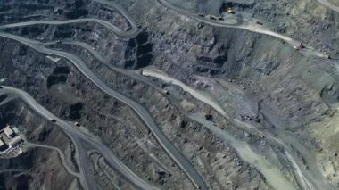 Taş ocağı maden ocağı kamyonları metalürjik üretim büyük çukur manzaralı insansız hava aracı.