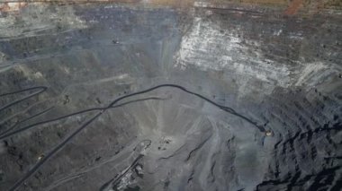 Taş ocağı maden ocağı kamyonları metalürjik üretim büyük çukur manzaralı insansız hava aracı.
