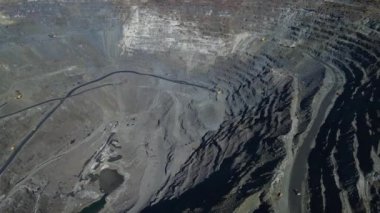 Taş ocağı maden ocağı kamyonları metalürjik üretim büyük çukur manzaralı insansız hava aracı.
