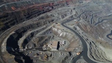 Taş ocağı maden ocağı kamyonları metalürjik üretim büyük çukur manzaralı insansız hava aracı.