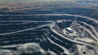 Taş ocağı maden ocağı kamyonları metalürjik üretim büyük çukur manzaralı insansız hava aracı.