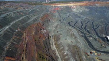 Taş ocağı maden ocağı kamyonları metalürjik üretim büyük çukur manzaralı insansız hava aracı.