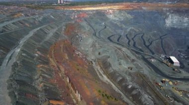 Taş ocağı maden ocağı kamyonları metalürjik üretim büyük çukur manzaralı insansız hava aracı.