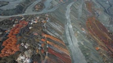 Taş ocağı maden ocağı kamyonları metalürjik üretim büyük çukur manzaralı insansız hava aracı.