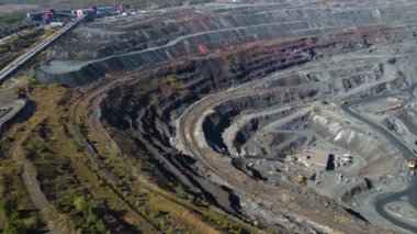 Taş ocağı maden ocağı kamyonları metalürjik üretim büyük çukur manzaralı insansız hava aracı.