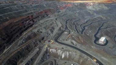 Taş ocağı maden ocağı kamyonları metalürjik üretim büyük çukur manzaralı insansız hava aracı.