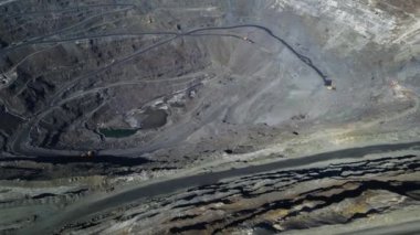 Taş ocağı maden ocağı kamyonları metalürjik üretim büyük çukur manzaralı insansız hava aracı.