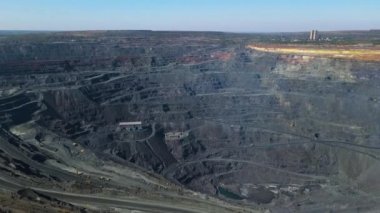Taş ocağı maden ocağı kamyonları metalürjik üretim büyük çukur manzaralı insansız hava aracı.