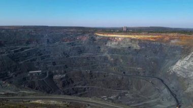 Taş ocağı maden ocağı kamyonları metalürjik üretim büyük çukur manzaralı insansız hava aracı.