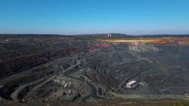 Taş ocağı maden ocağı kamyonları metalürjik üretim büyük çukur manzaralı insansız hava aracı.
