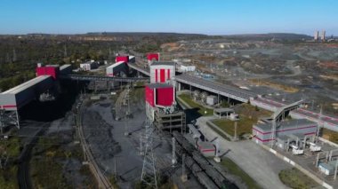 Taş ocağı maden ocağı kamyonları metalürjik üretim büyük çukur manzaralı insansız hava aracı.