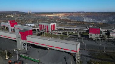 Taş ocağı maden ocağı kamyonları metalürjik üretim büyük çukur manzaralı insansız hava aracı.