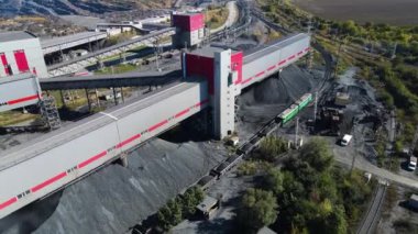 Taş ocağı maden ocağı kamyonları metalürjik üretim büyük çukur manzaralı insansız hava aracı.