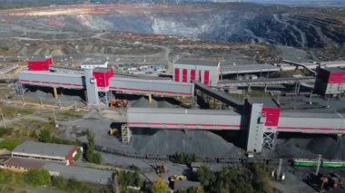 Taş ocağı maden ocağı kamyonları metalürjik üretim büyük çukur manzaralı insansız hava aracı.